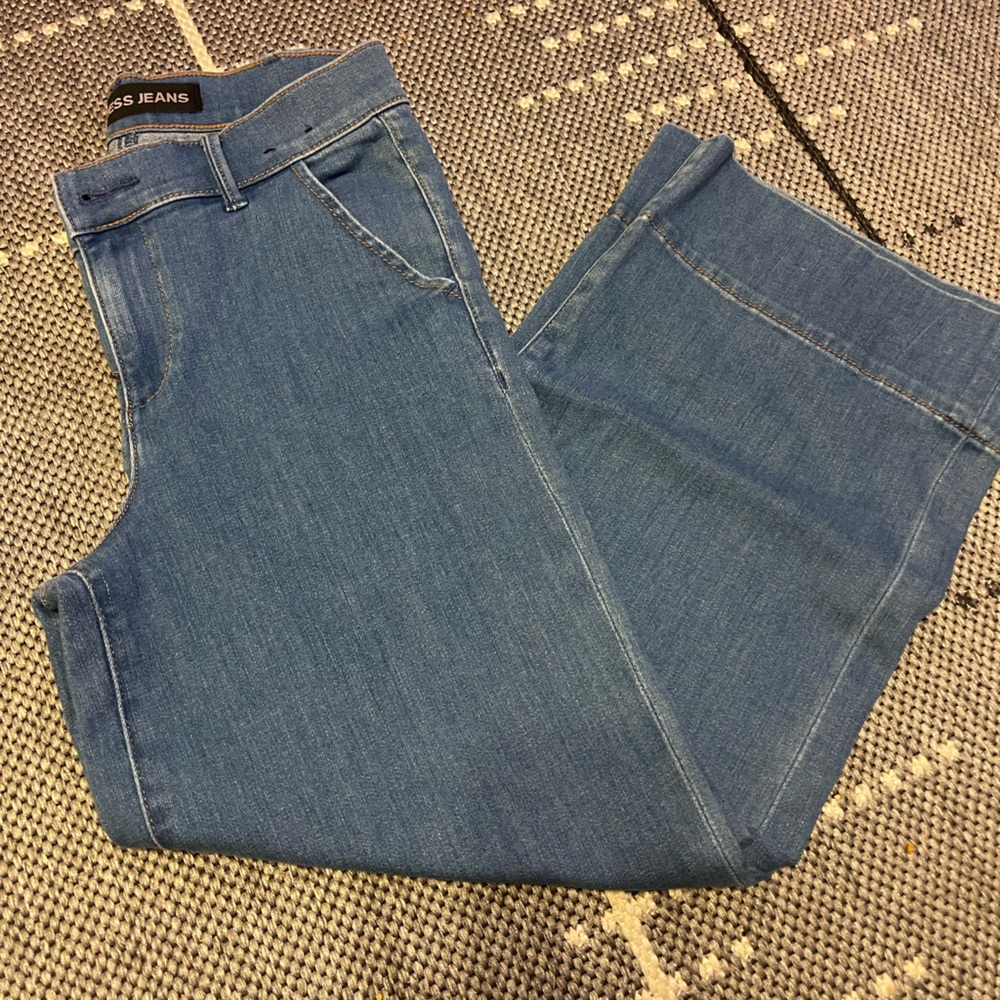 Express Classic Blue Straight Leg Cropped Jeans